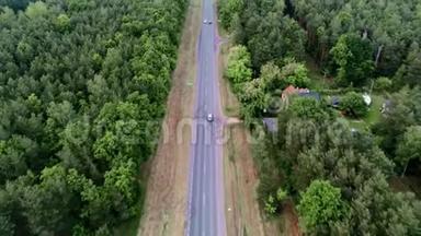 夏日森林乡村柏油路汽车驾驶的鸟瞰图